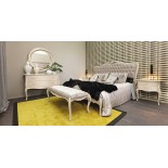 Smetanová dřevěná postel